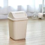 Poubelle de cuisine 25L, design simple et pratique, idéale pour le tri des déchets à la maison.